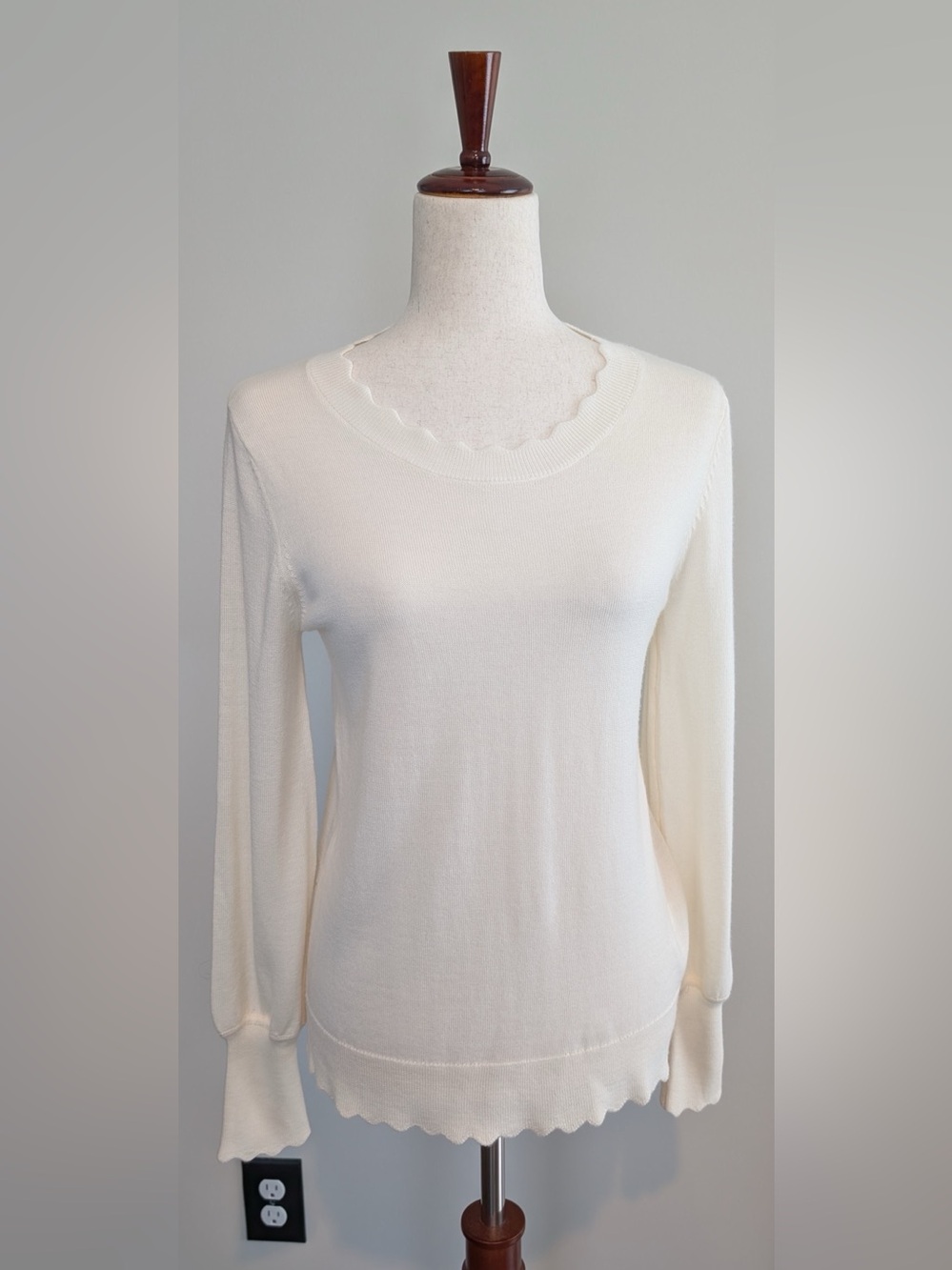 Wyse London Women’s Fleurine Scallop Sweater Merino Wool Ivory Size Small
